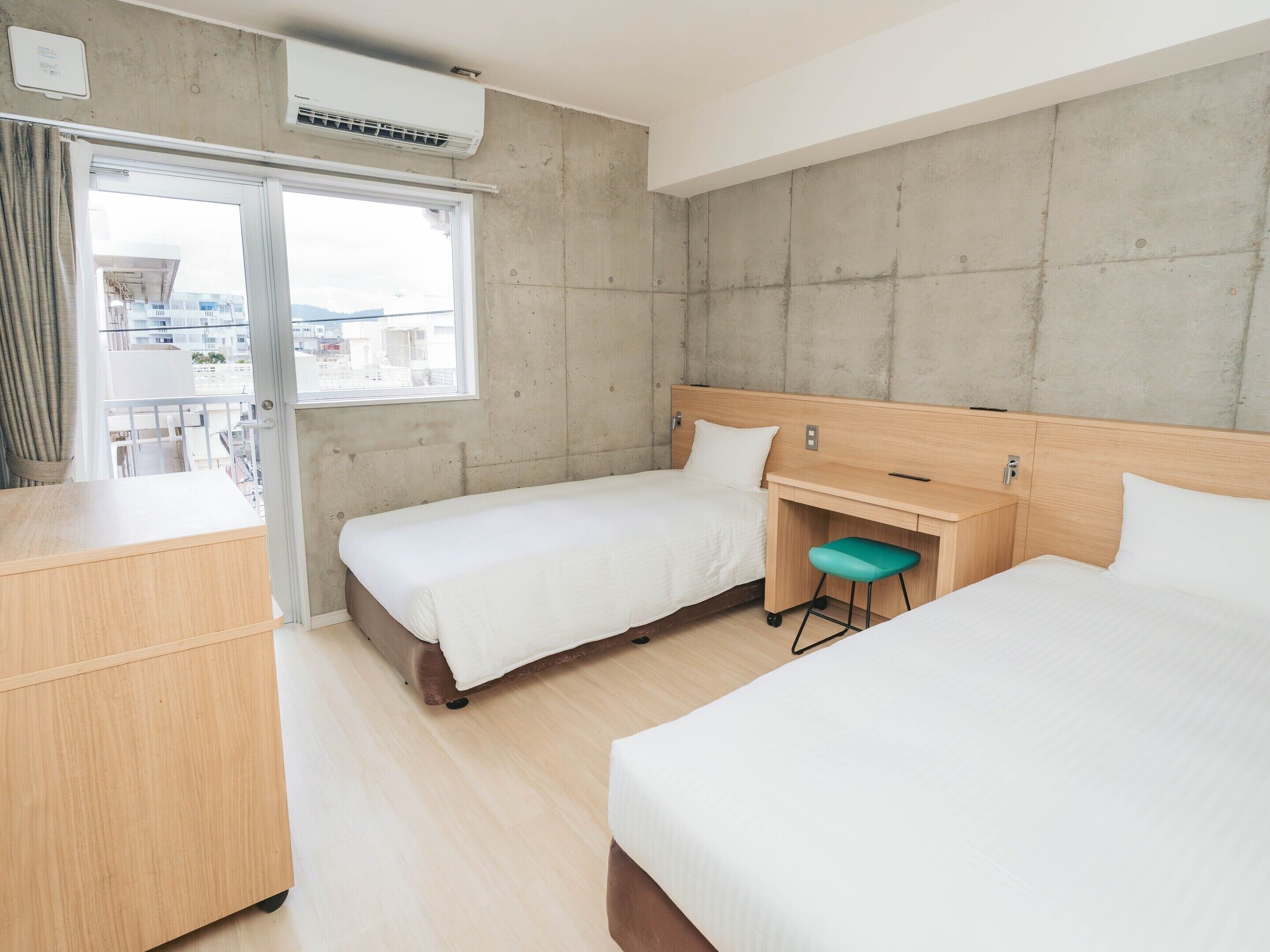 Kamar Twin Standar, 2 kamar tidur, Bebas Asap Rokok, lemari es | Selimut bulu angsa, meja kerja, kedap suara, dan Wi-Fi gratis