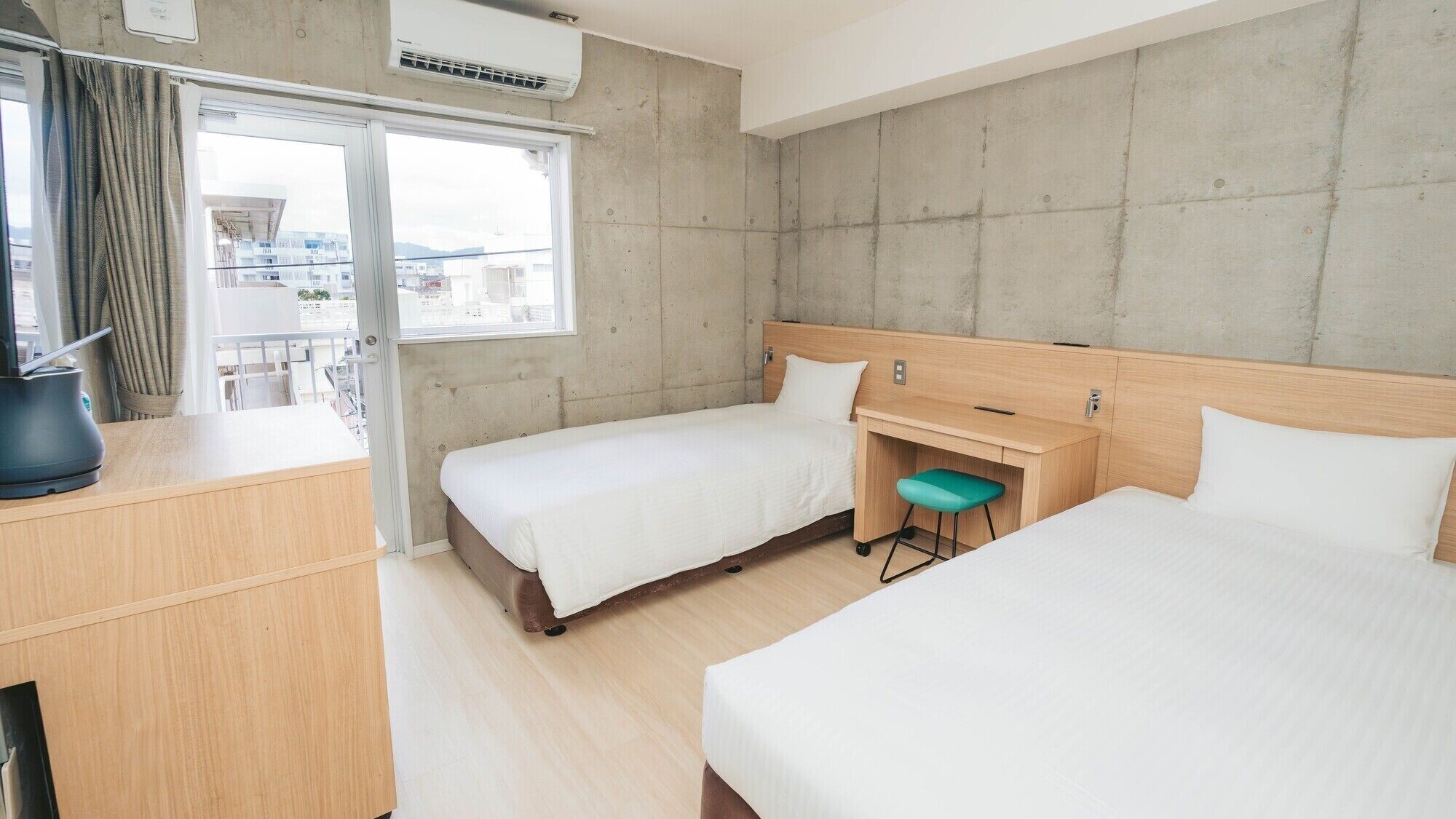 Down duvets, desk, soundproofing, free WiFi
