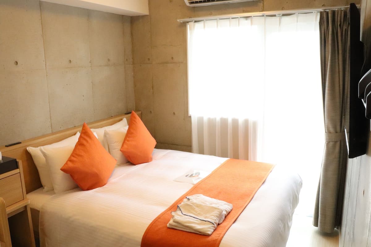 Down duvets, desk, soundproofing, free WiFi