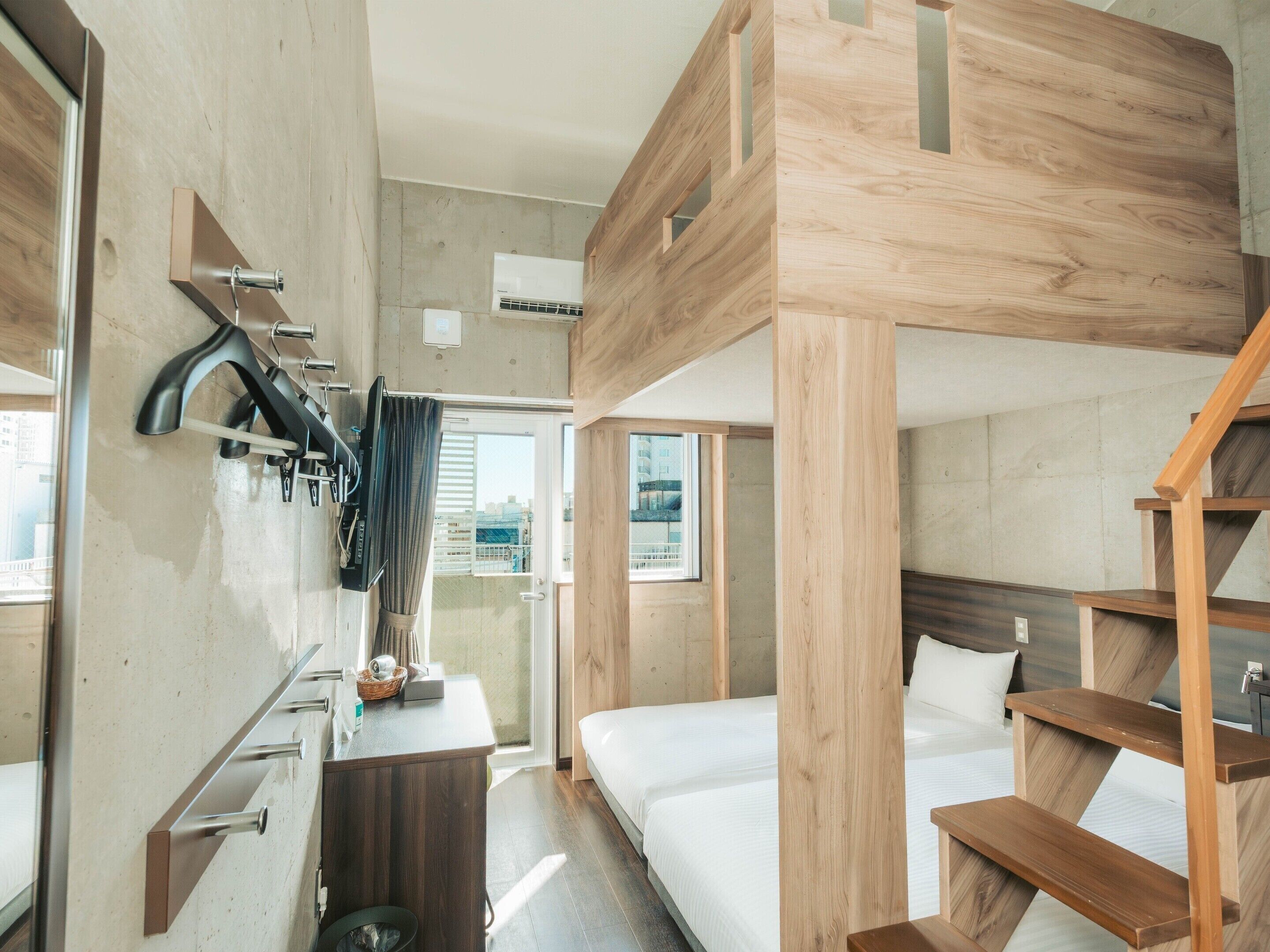 Kamar Quadruple Standar, 3 kamar tidur, Bebas Asap Rokok (December 2024 Renewal, Tatami w/ loft) | Selimut bulu angsa, meja kerja, kedap suara, dan Wi-Fi gratis