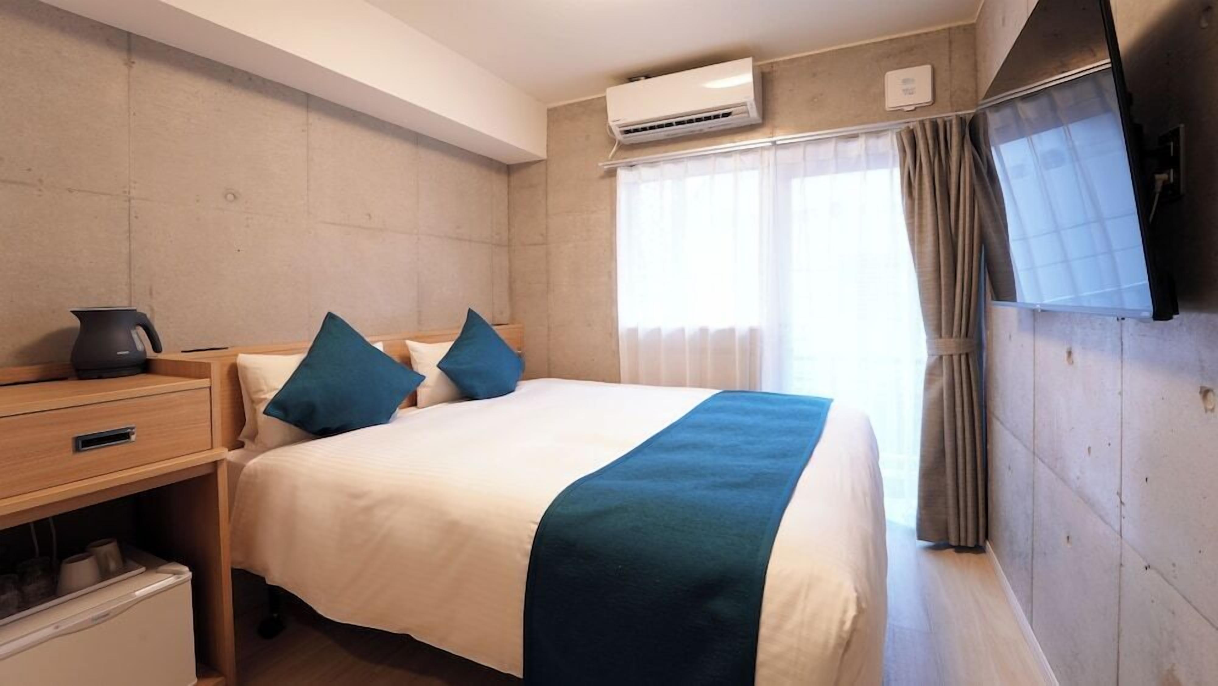Down duvets, desk, soundproofing, free WiFi