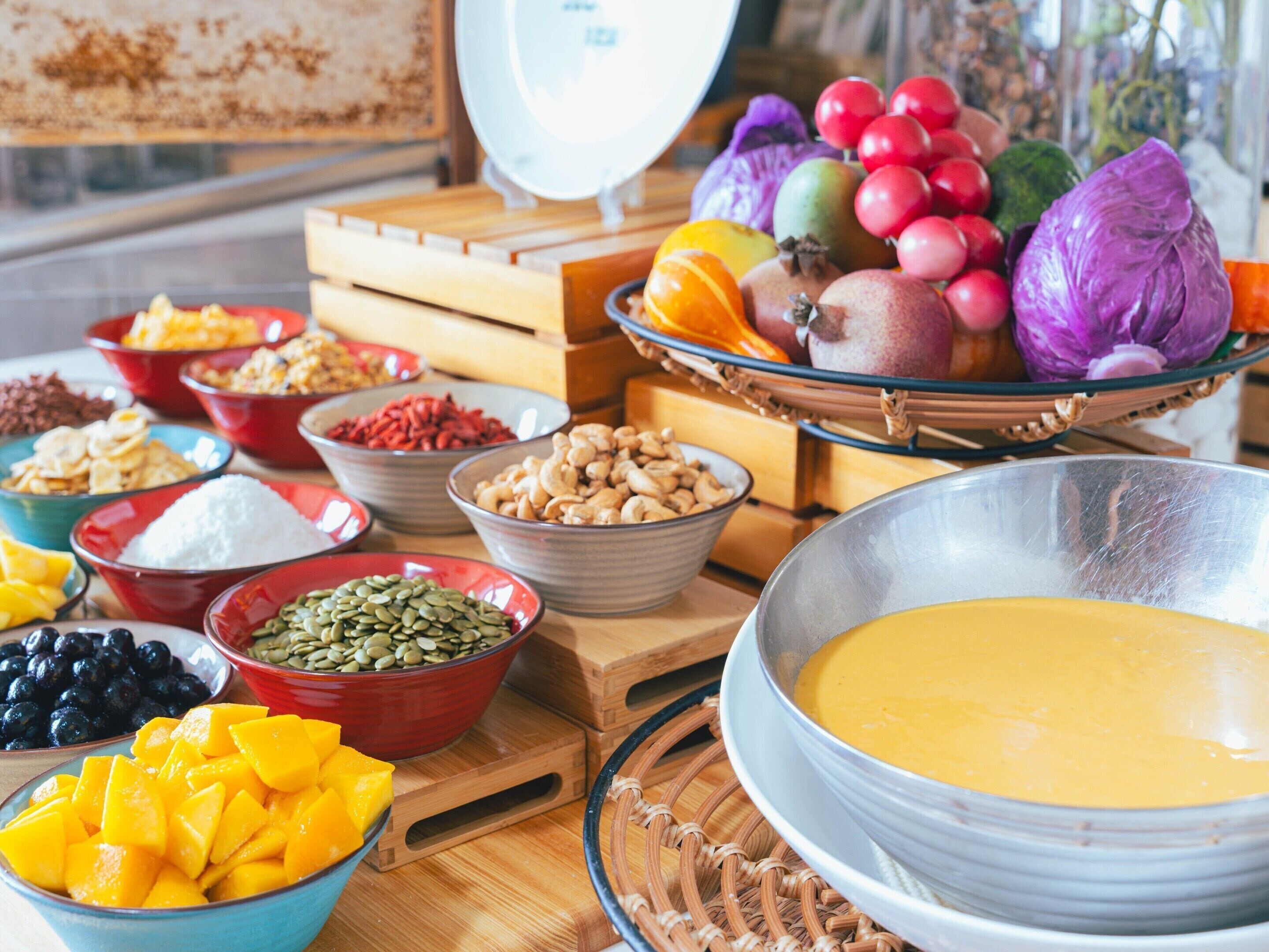 Variedad de alimentos y cuencos sobre una mesa.