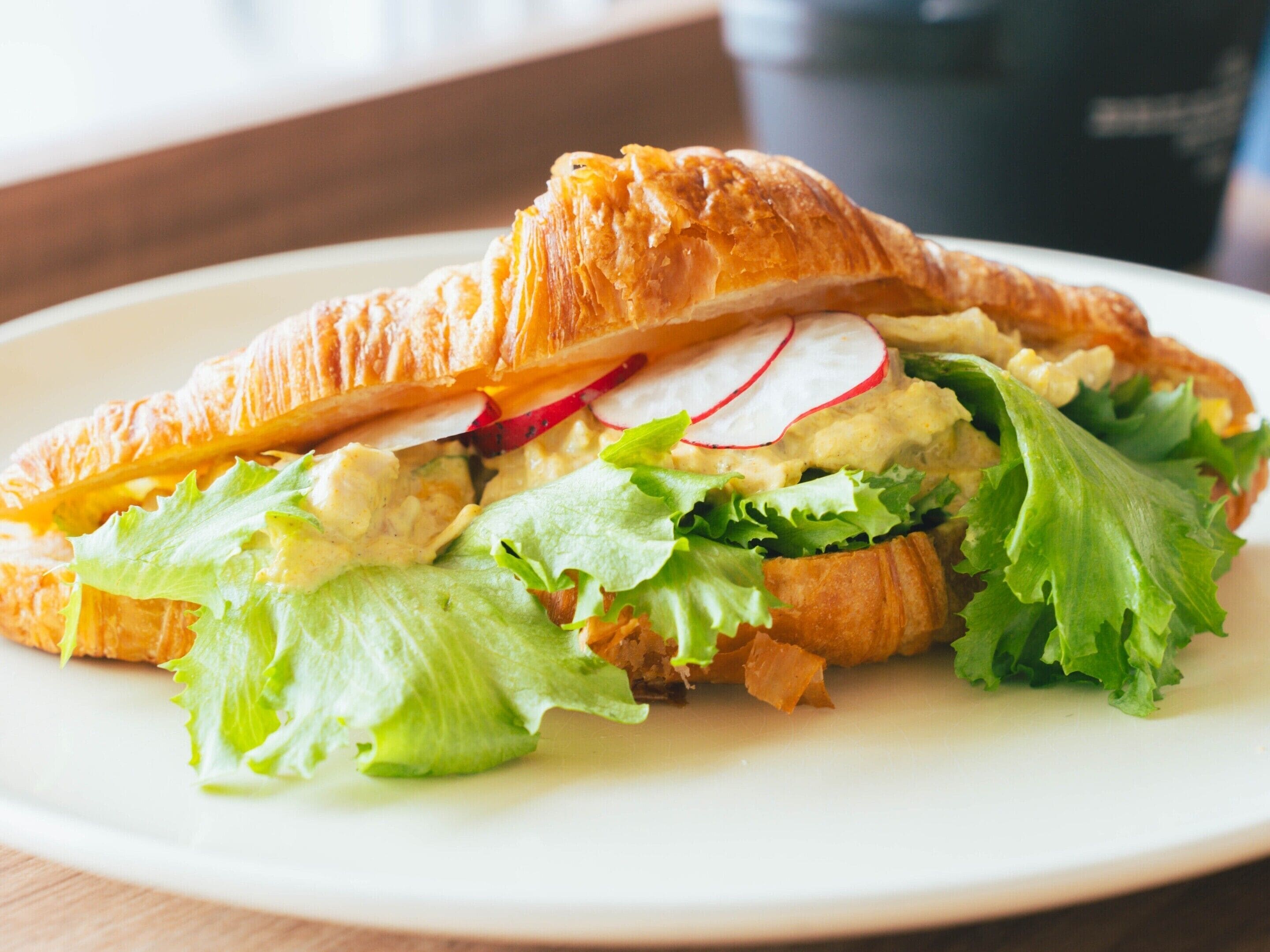 Un sándwich en un plato.