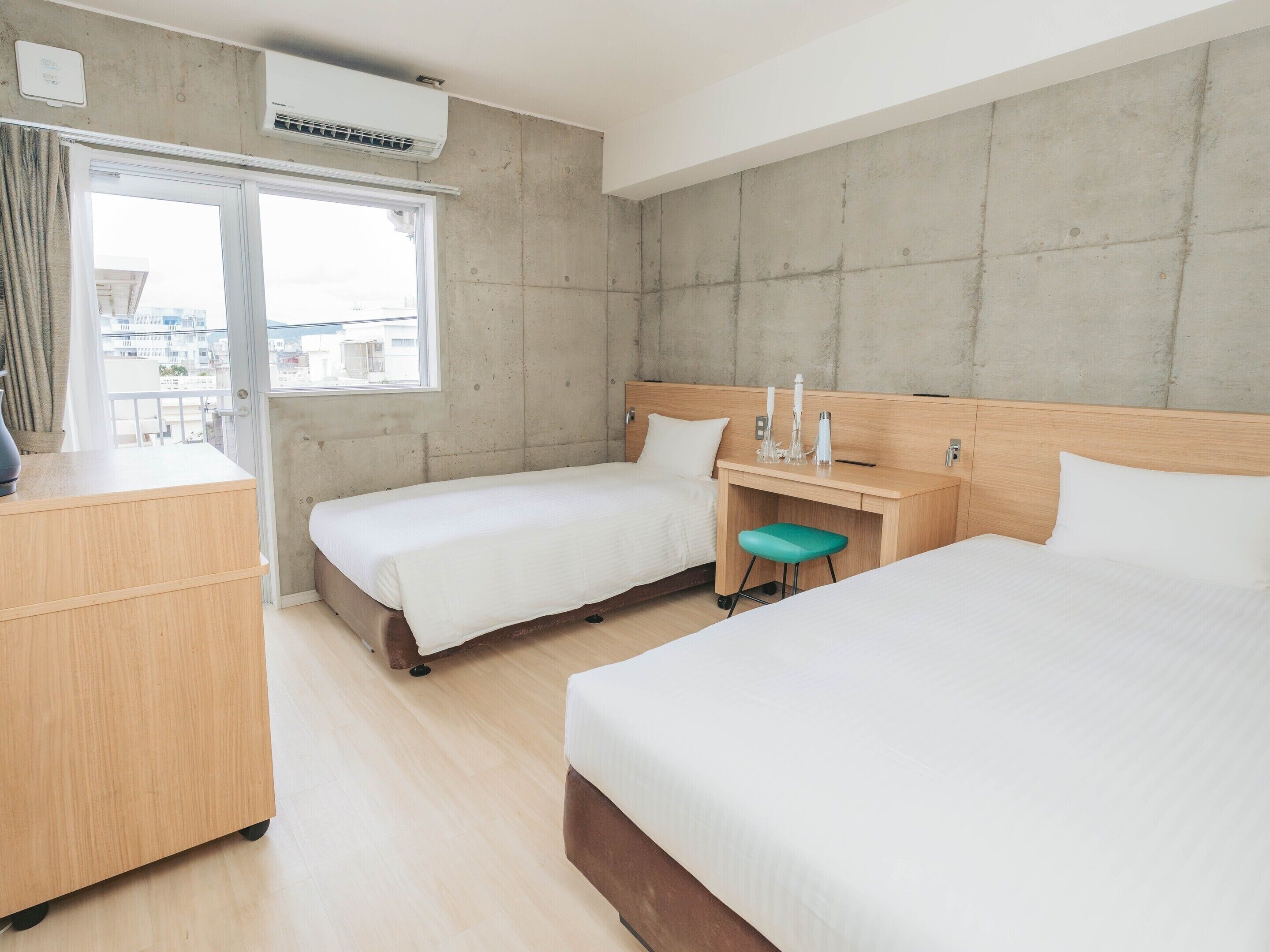 Kamar Twin Desain, 2 kamar tidur, Bebas Asap Rokok, lemari es | Selimut bulu angsa, meja kerja, kedap suara, dan Wi-Fi gratis