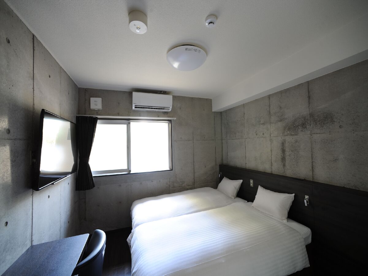 Down duvets, desk, soundproofing, free WiFi