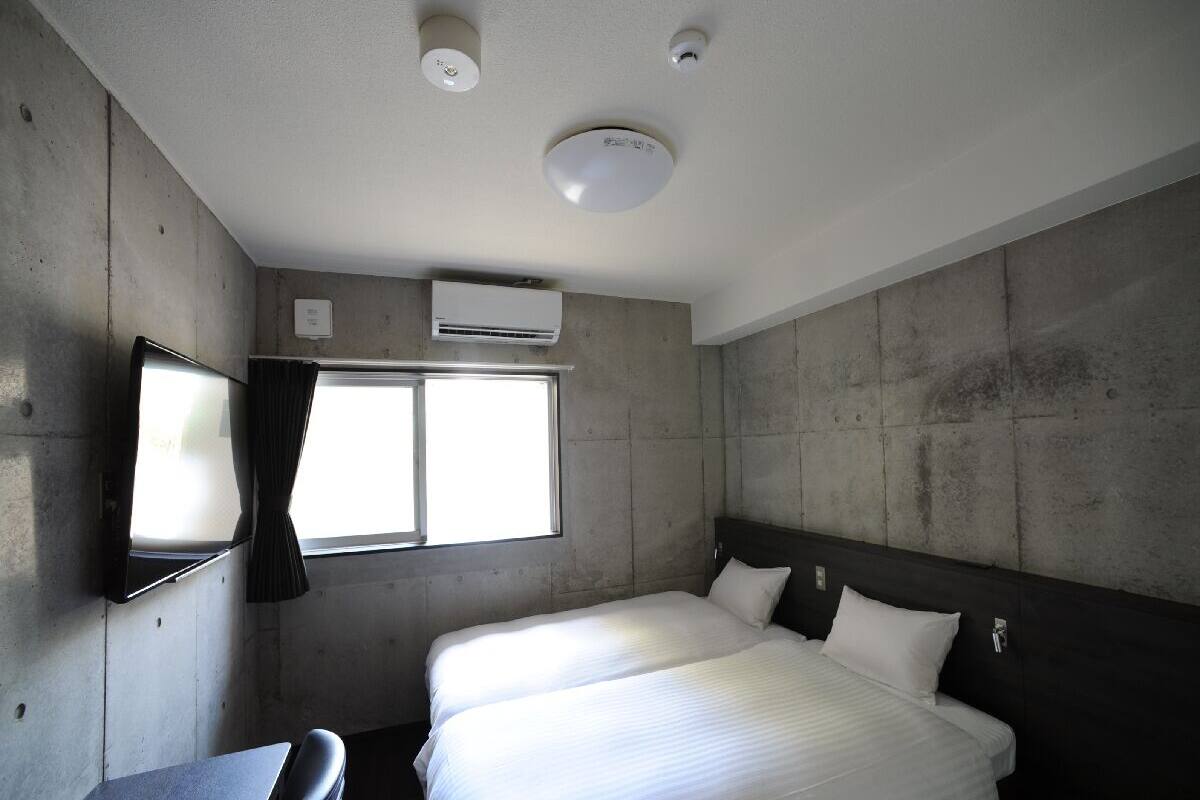 Down duvets, desk, soundproofing, free WiFi