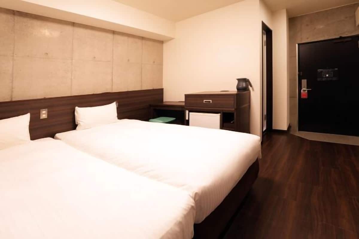 Down duvets, desk, soundproofing, free WiFi