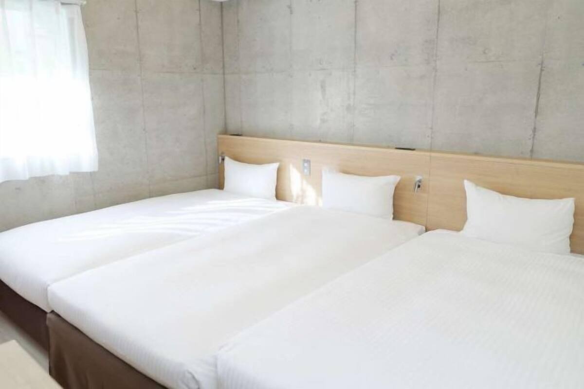 Down duvets, desk, soundproofing, free WiFi