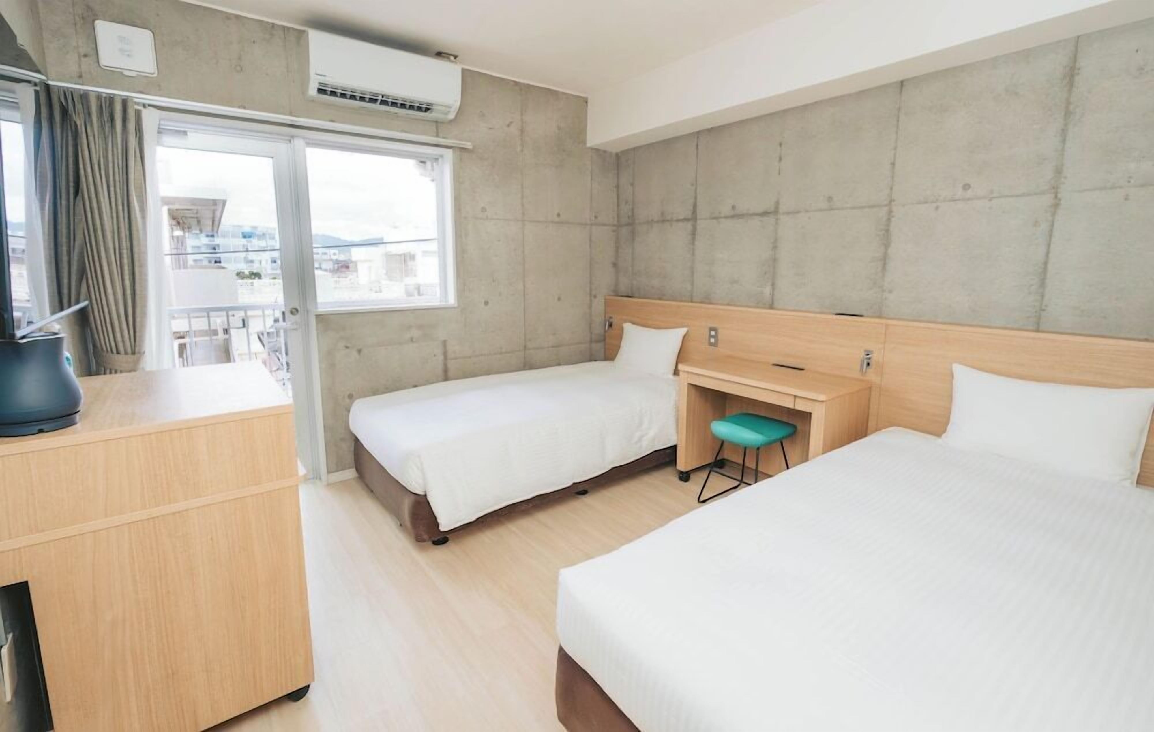 Down duvets, desk, soundproofing, free WiFi