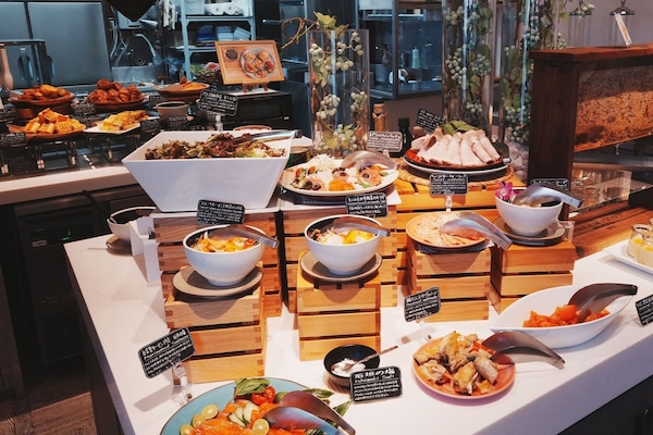 Daily buffet breakfast for a fee
