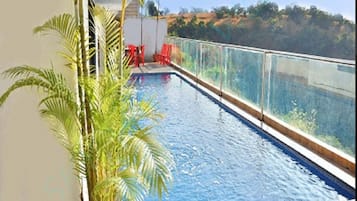 Una piscina al aire libre