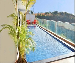 Una piscina al aire libre