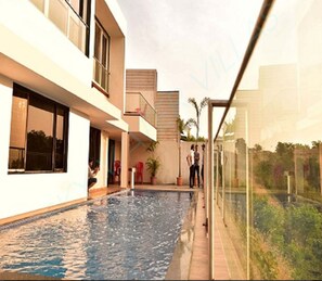 Una piscina al aire libre