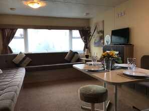 Asuntovaunu, 3 makuuhuonetta, tupakointi kielletty | Oleskelualue | Taulutelevisio, takka