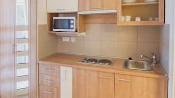 Departamento, 1 habitación (2 Adl+1 Ch) | Cocina privada | Refrigerador, microondas, parrilla de estufa y utensilios de cocina