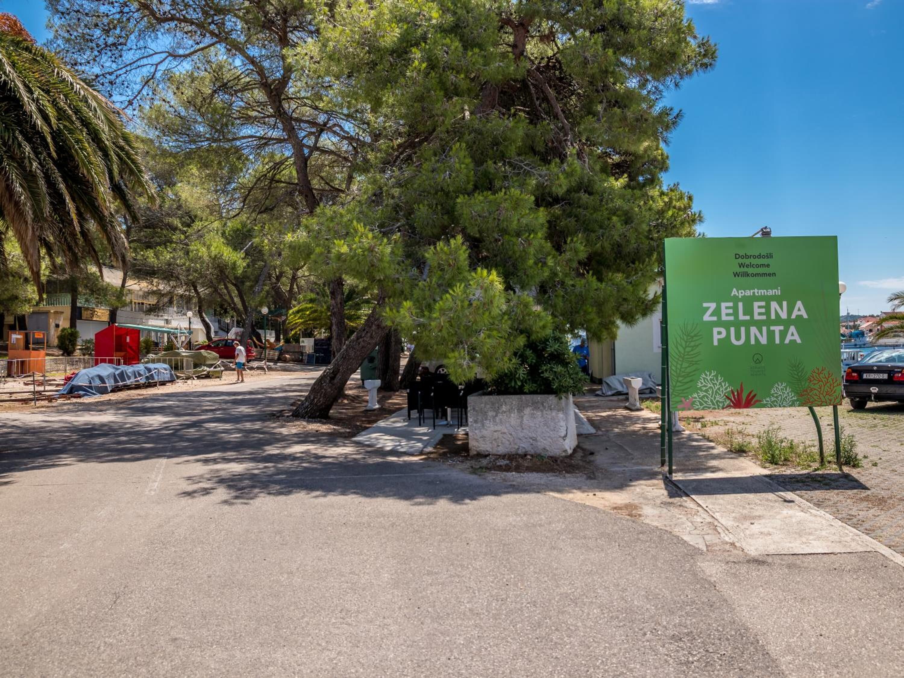 A sign for Zelena Punta with a welcoming message.