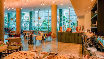 Petit déjeuner continental (7 EUR par personne)