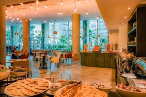 Desayuno continental diario (EUR 7 por persona)