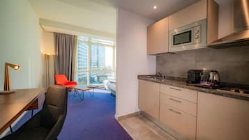 1 dormitorio, minibar, decoración individual y escritorio