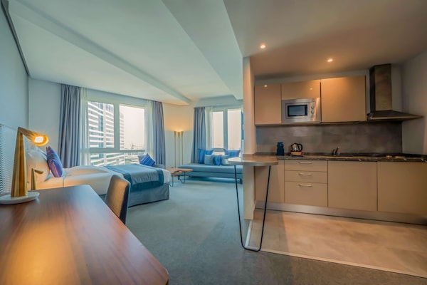 1 habitación, minibar, decoración personalizada y escritorio