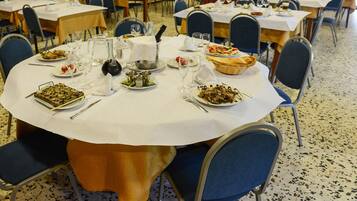 Breakfast, lunch, dinner served; local cuisine