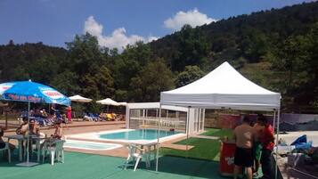 2 piscines a l'aire lliure