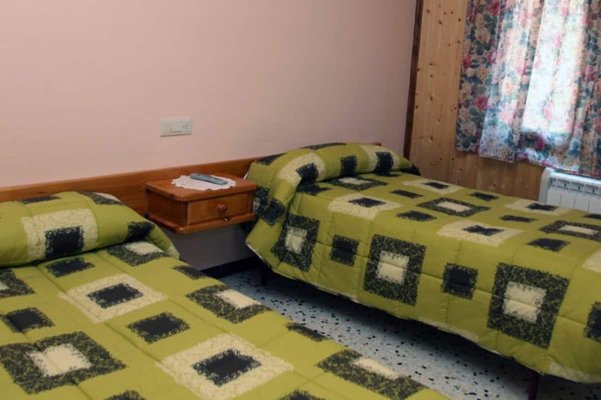 Habitación con 1 cama matrimonial o 2 individuales | Cunas gratuitas, wifi gratis y ropa de cama