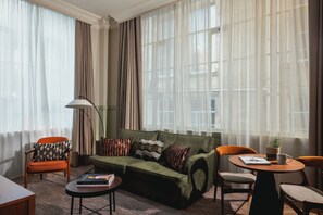 One Bedroom apartment | Laptop workspace, blackout drapes, soundproofing, iron/ironing board - Native Glasgow (Glasgow)