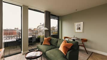 Penthouse One Bedroom | บริเวณนั่งเล่น | ทีวีจอแบน 43 นิ้ว พร้อมช่องดิจิตอล