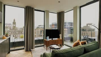 Penthouse One Bedroom | 1 Schlafzimmer, laptopgeeigneter Arbeitsplatz, Verdunkelungsvorhänge