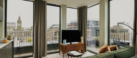 Penthouse One Bedroom | 1 Schlafzimmer, laptopgeeigneter Arbeitsplatz, Verdunkelungsvorhänge