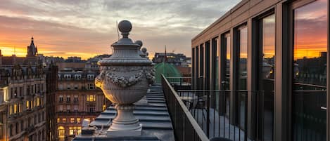 Deluxe appartement, 1 slaapkamer, terras, uitzicht op stad | Uitzicht vanaf balkon