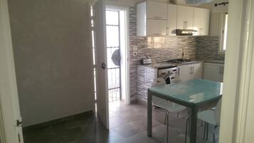 Departamento Confort, 2 habitaciones, para no fumadores | Cocina privada | Refrigerador, parrilla de estufa, lavavajillas y cafetera y tetera