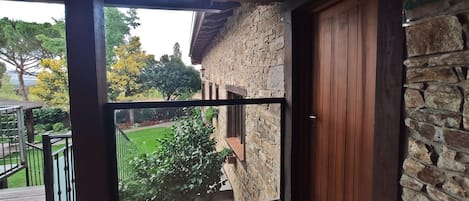 Appartement Duplex, 2 chambres, bain à remous, vue jardin | 1 chambre, draps en coton égyptien, literie de qualité supérieure