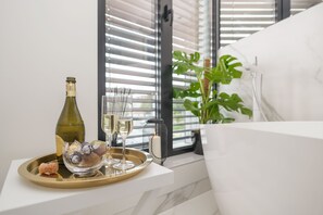 Design-lejlighed - 1 queensize-seng - tekøkken - hjørneværelse | Badeværelse | Bruser, gratis toiletartikler, hårtørrer, hjemmesko