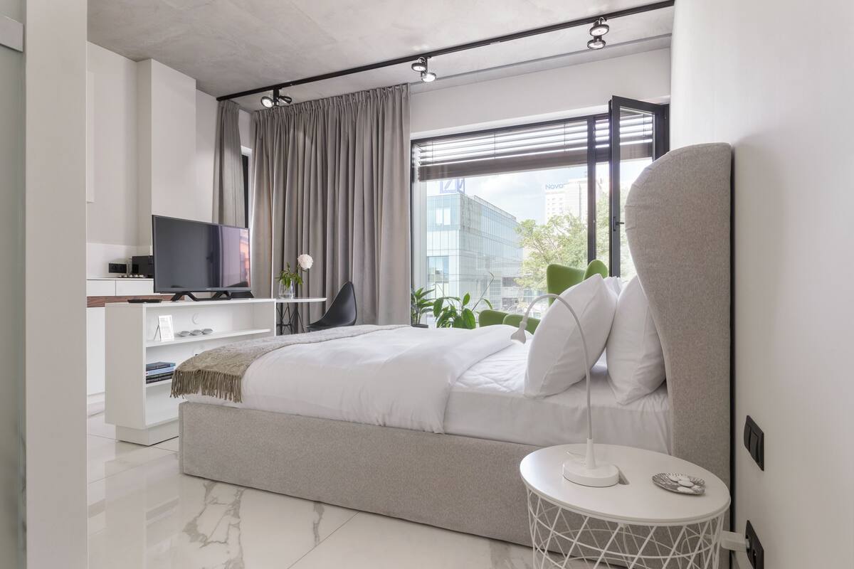 Deluxe Apart Daire, 1 Büyük (Queen) Boy Yatak, Küçük Mutfak, Şehir Manzaralı | Masa, dizüstü bilgisayar çalışma alanı, güneşlik/perde, ütü/ütü masası 