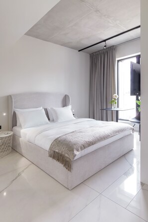 Deluxe Studio, 1 Queen Bed, Kitchenette, City View