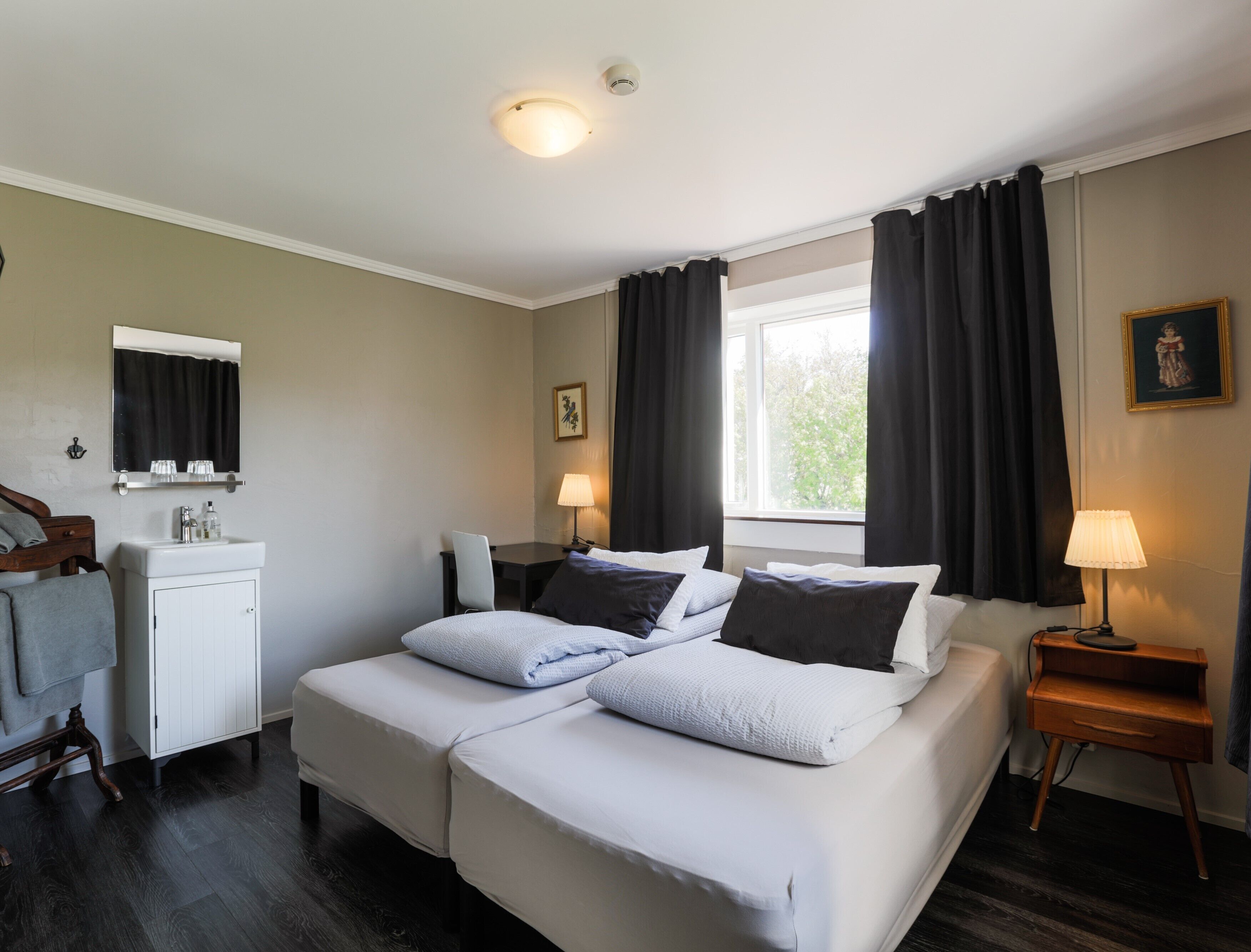 Quarto casal ou duplo standard, para não fumantes, banheiro compartilhado | Cortinas blackout, quartos à prova de som, Wi-Fi de cortesia