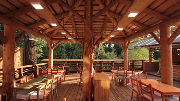 Serveert ontbijt, lunch, diner, lokale gerechten