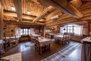 Petit déjeuner et déjeuner servis sur place, spécialités Cuisine locale