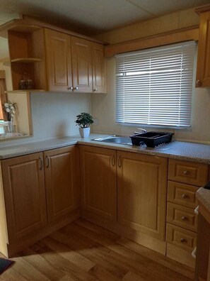 Casa rodante, 3 habitaciones, para no fumadores | Cocina privada | Refrigerador, microondas, horno y parrilla de estufa