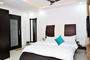 Soundproofing, rollaway beds, free WiFi, bed sheets - V Resorts Desert Pride Jaisalmer - Hostel (Jaisalmer)