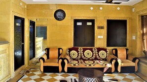 Coin salon dans le hall