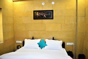 Deluxe-Zimmer | Schallisolierte Zimmer, Zustellbetten, kostenloses WLAN, Bettwäsche