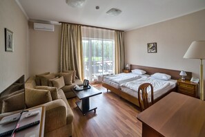 Rom – deluxe, flere senger | Safe på rommet, strykejern/-brett og wi-fi (inkludert)