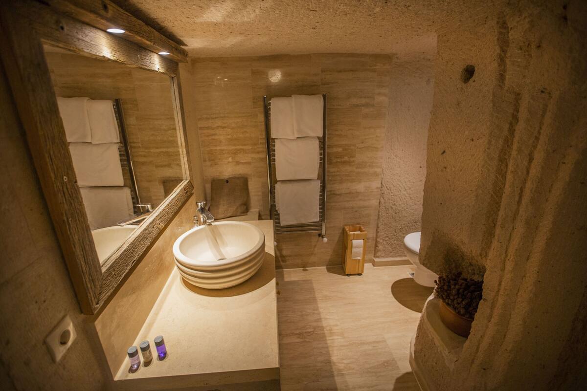 deluxe room | 1 bedroom, in-room safe, desk, laptop workspace