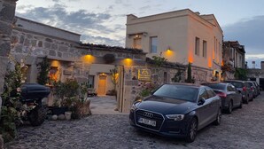 Un bâtiment en pierre avec une enseigne indiquant «
Hôtel-grotte
».