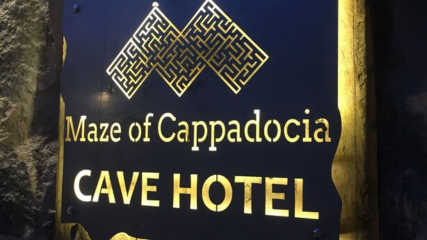 Un panneau indiquant l’entrée de l’hôtel troglodyte Maze of Cappadocia.