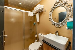 Quarto superior, 1 quarto | Banheiro | Chuveiro, produtos de toalete grátis, secador de cabelo, chinelos