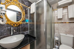 Regadera, amenidades de baño gratuitas, secadora de cabello, pantuflas